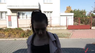 Mladá nymfomanka šuká v dodávke