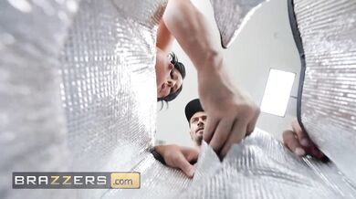 BRAZZERS - Jennifer White dostane dvojité šukanie od doručovateľa a maséra pred jej mužom