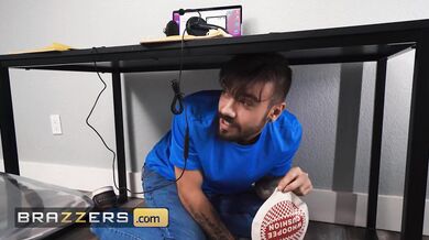 BRAZZERS - Nádherná vysokoškoláčka Elsie sa snaží skryť svoje stonanie, keď ju jej nevlastný brat šuká