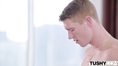 TUSHY - Elsa si užíva Anal s Kaydenovou hračkou, keď sa ona pozerá