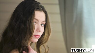 TUSHY - Ohromujúca Sofi si dá análik s manželom svojej sestry