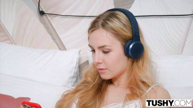 TUSHY - Anál milujúca blond študentka má horúci sex so susedom