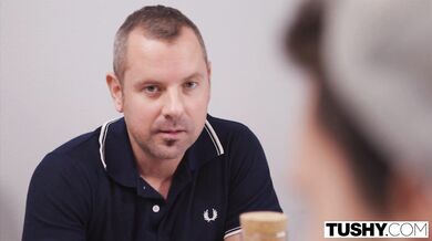TUSHY - Análne chtivá brunetka zvádza priateľa svojho manžela