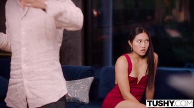 TUSHY - Drobná baba si možno nechá ukojiť análne chute