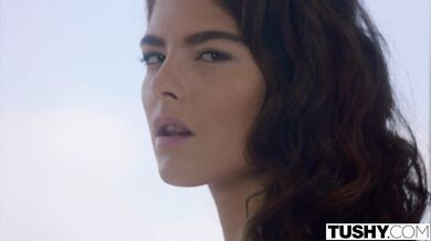 TUSHY - Európske baby Emile a Sara sú profíci v análnej trojke