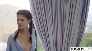 TUSHY - Európske baby Emile a Sara sú profíci v análnej trojke
