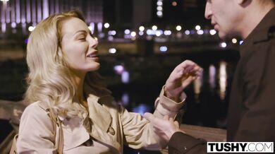 TUSHY - Cestovanie ju dovedie k análnej súloži s cudzincom