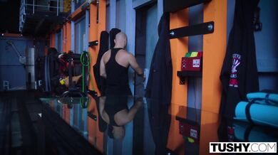 TUSHY - Fitness mačka Cayenne pokukuje po svojom osobnom trénerovi