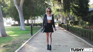TUSHY - Análne posadnuté neposlušné dievča Chloe má rebelské sklony