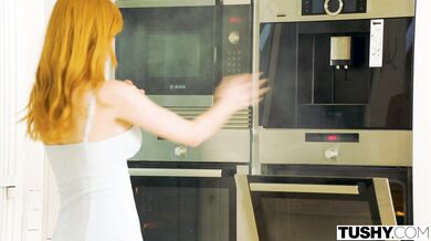 TUSHY - Ohromujúca ryšavka Scarlett preskúmava svoj análny venček