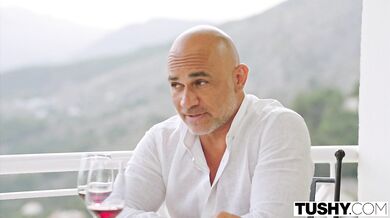 TUSHY - Análne milujúca kráska Mia nemusí hovoriť