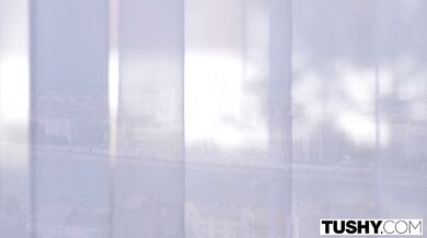TUSHY - Pomstí sa za neveru svojho priateľa tým, že ošuká jeho kamarátom