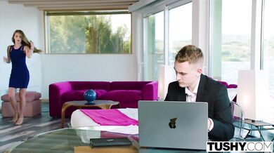 TUSHY - Ohromujúca Little Angel zvádza asistenta svojho sugar daddy