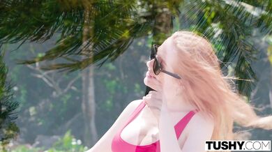 TUSHY - Drzá ryšavka Scarlett miluje divoký anál