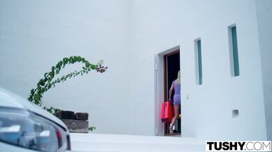 TUSHY - Blonďaté kamošky experimentujú s horúcim cudzincom