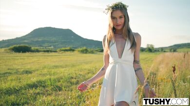 TUSHY - Nádherná modelka má nenásytnú túžbu po anále