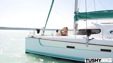 TUSHY - Nádherná modelka má nenásytnú túžbu po anále