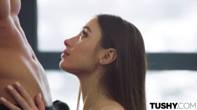 TUSHY - Análne šialená lyžiarska inštruktorka Liya predvádza svoje zručnosti