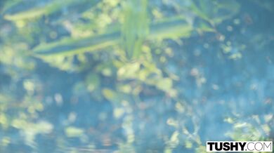 TUSHY - Análom posadnutá Emelie zvádza bohatého otca svojich spolubývajúcich