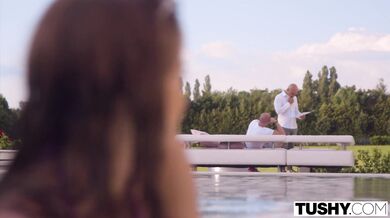 TUSHY - Análom posadnutá Emelie zvádza bohatého otca svojich spolubývajúcich