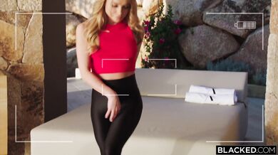 Flexibilná úzka blondínka Alexa Flexy sa pretiahne pomocou BBC