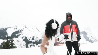 Nádherná Nicole Kitt a jej priateľ Jason Luv zdieľajú roztomilého snehového zajačika Stacy Cruz