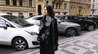 Ellie Luna ukazuje svoje nahé telo na ulici v chladný deň