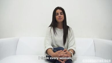 18-ročná amatérka Marina ukazuje svoje nahé telo na Czech Castingu