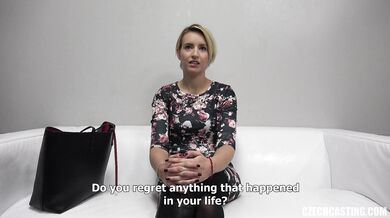 Krátkovlasá blond amatérka prvýkrát šuká pred kamerou