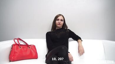 18 rokov stará amatérka Kristyna je rýchlo ošukaná a dostane spermie na zadok na kastingu