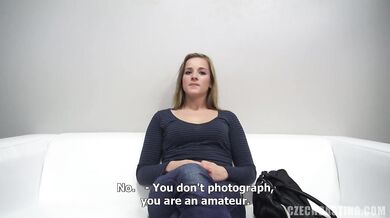 20-ročná amatérka Anna sa rada predvádza