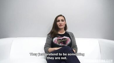 Amatérska Markéta predvádza svoje veľké prirodzené prsia
