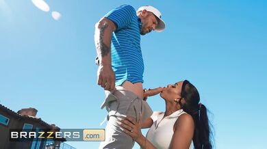 BRAZZERS - Luna Star sa plíži s golfovým trénerom a necháva sa šukať do zadku priamo pred nosom svojho manžela