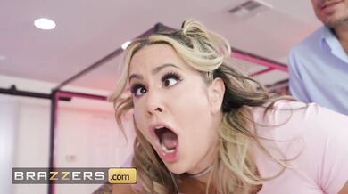 BRAZZERS - Misty Meaner nájde perfektný sklz Mickovho vtáka vo svojom zadku pred jeho klientmi