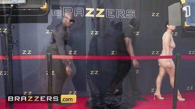 BRAZZERS - Violet Myers sa predvádza paparazzom ako Bianca Censori