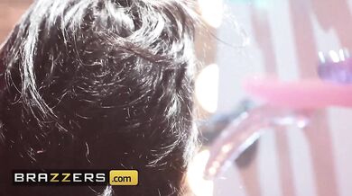 BRAZZERS - Nadia Jay jebe dildá na tajné párty, kým nepríde maskovaný muž a nedá jej to pravé
