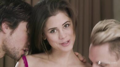 Little Caprice si užíva trojku s dvoma veľkými vtákmi