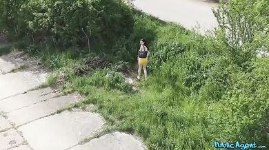 Public agent šuká štíhlu brunetku pre rýchle prachy