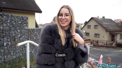 Blondínka Lucky Bee šuká pri vianočnom stromčeku za peniaze