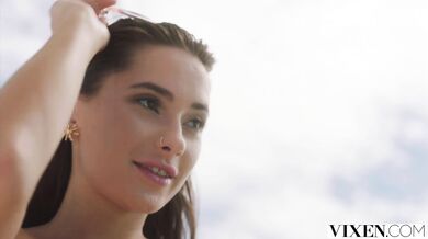 VIXEN - Neodolala nezbednej dovolenke s cudzincom