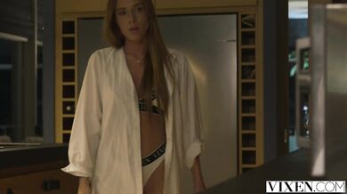 VIXEN - Neposlušná Holly sa nevie ovládať, keď je priateľ preč
