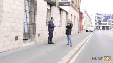Blondínka šuká cudzieho človeka za peniaze a jej priateľ sa pozerá