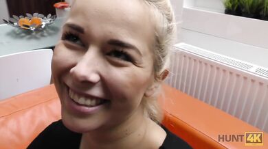 Blondínka šuká cudzieho človeka za peniaze a jej priateľ sa pozerá