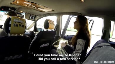 Giny Loud súloží s taxikárom v jeho aute