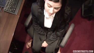 Neposlušná sekretárka Billie Star to robí pre peniaze