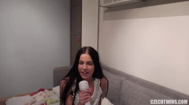 Dvojičky Eveline a Silvia Dellai v domácej trojke