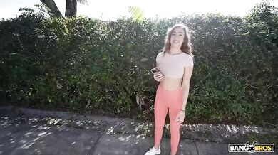 BANGBROS - Scarlett Page nastúpi do autobusu a ponúkne svoj pevný zadok na dobré jebanie