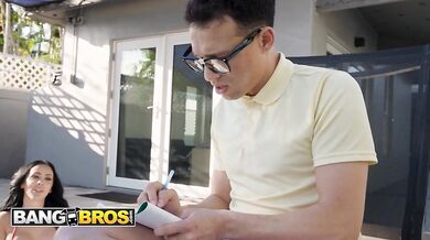 BANGBROS - Potetovaná MILFka Danae Mari saje vo svojich hladných ústach vták svojho nevlastného syna do sucha