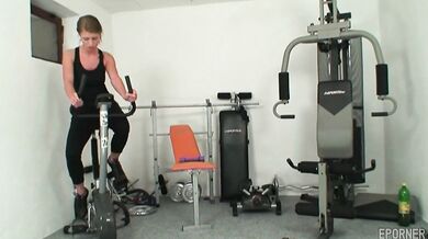 Nadržaná fitness trénerérka šuká klientov v posilňovni