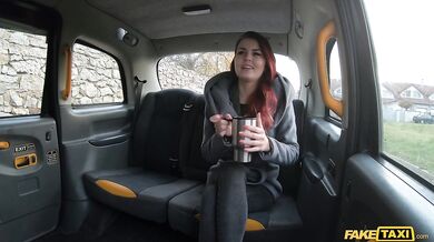 Cindy Shine šuká taxikára